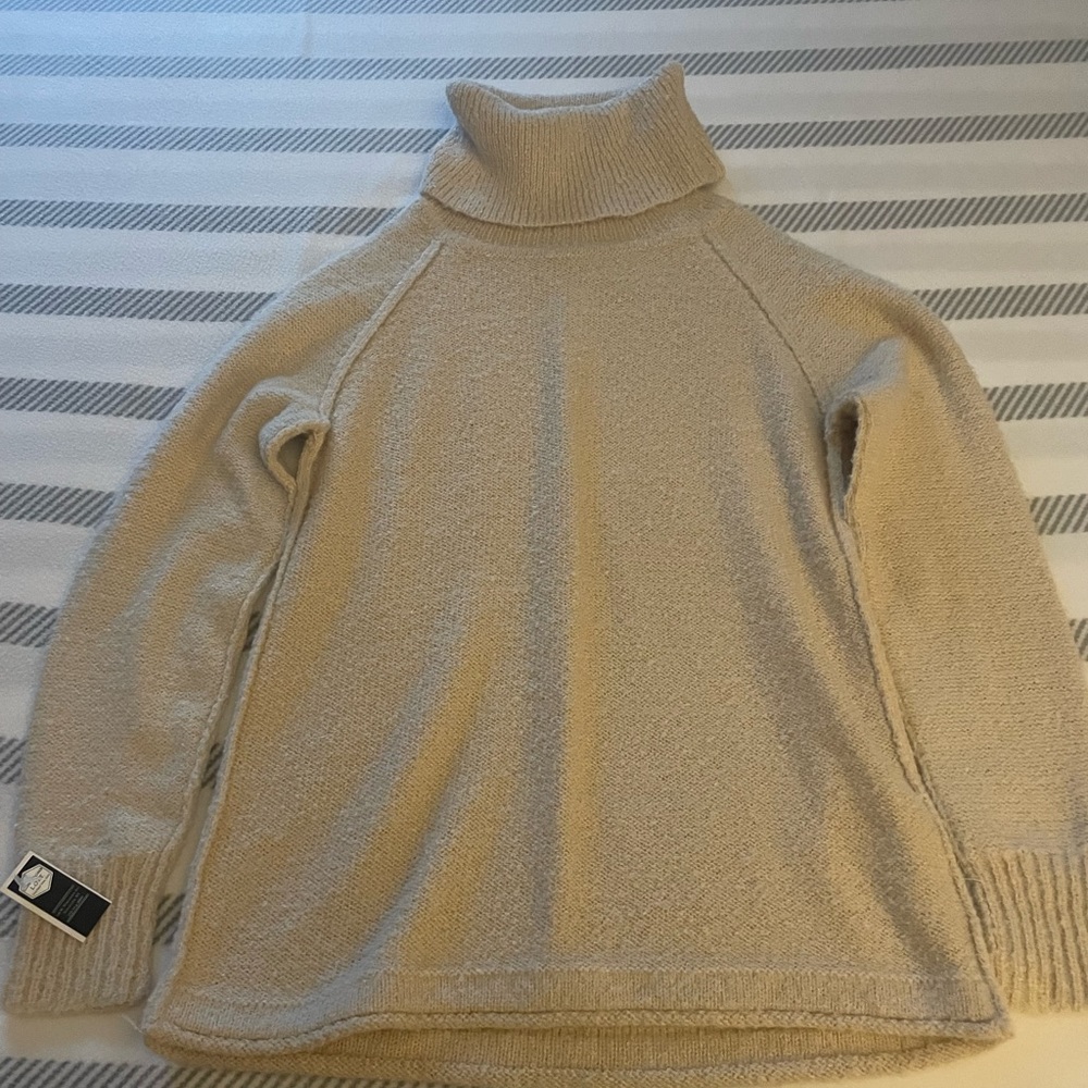 Cream colored turtleneck sweater. Size S/M.